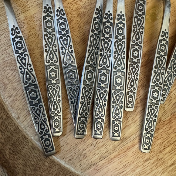 ONEIDA STAINLESS FLATWARE SET PLUS EXTRAS SPANISH MOOD PATTERN EUC - Picture 3 of 14